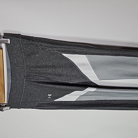 Under Armour small gray and white heatgear compression athletic leggings - Picture 2 of 8